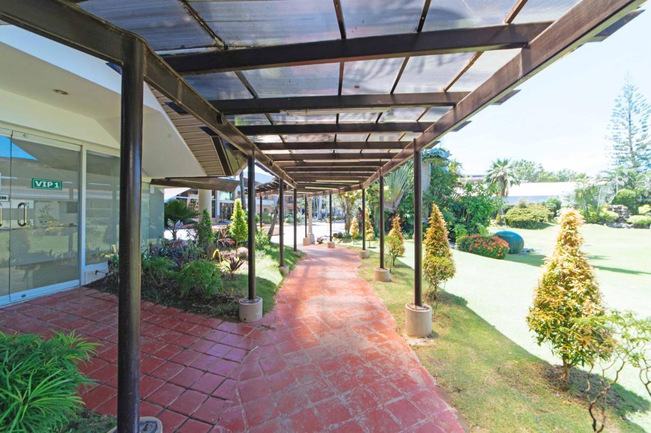 Hotel Reddoorz Premium @ The Ritz Garden Oases Davao City Esterno foto