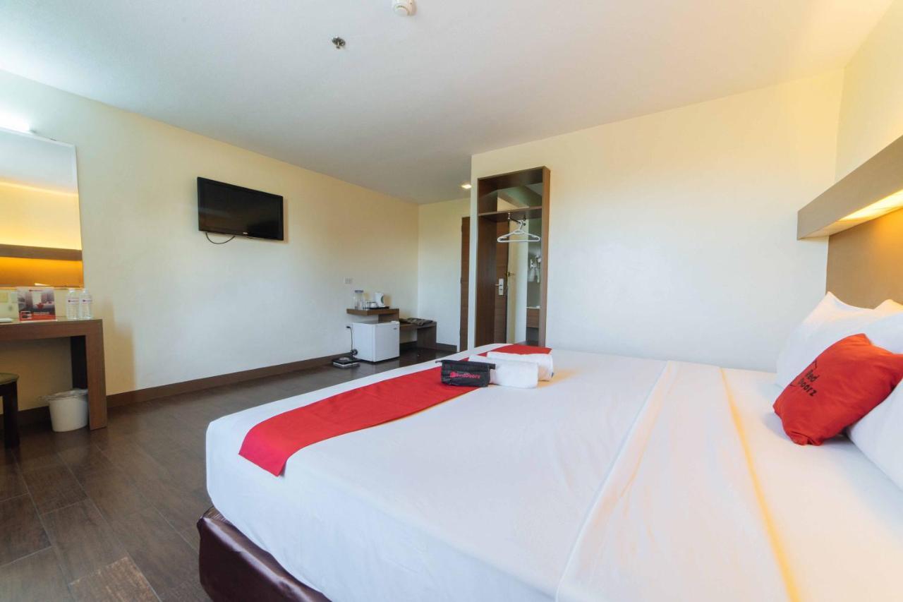 Hotel Reddoorz Premium @ The Ritz Garden Oases Davao City Esterno foto