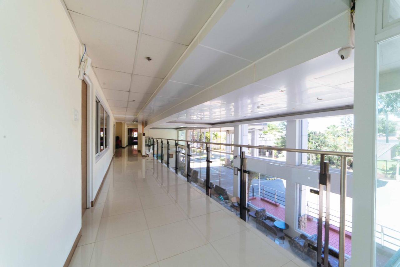 Hotel Reddoorz Premium @ The Ritz Garden Oases Davao City Esterno foto