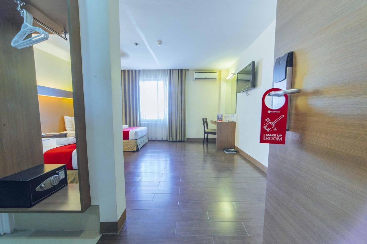Hotel Reddoorz Premium @ The Ritz Garden Oases Davao City Esterno foto