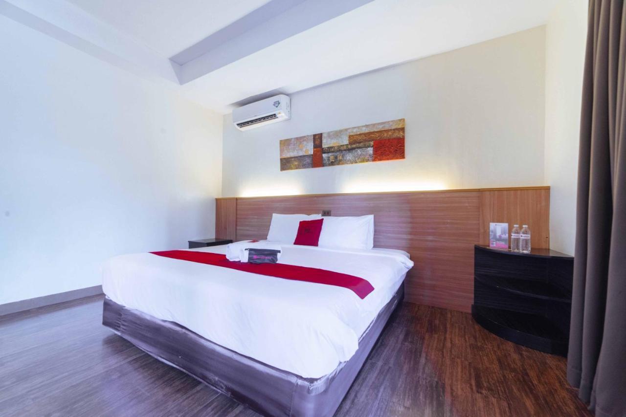 Hotel Reddoorz Premium @ The Ritz Garden Oases Davao City Esterno foto