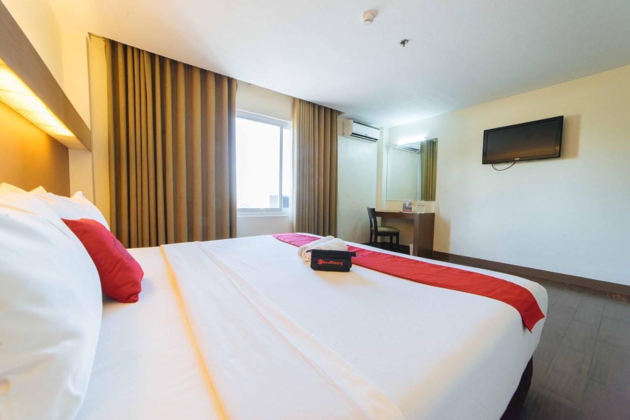 Hotel Reddoorz Premium @ The Ritz Garden Oases Davao City Esterno foto