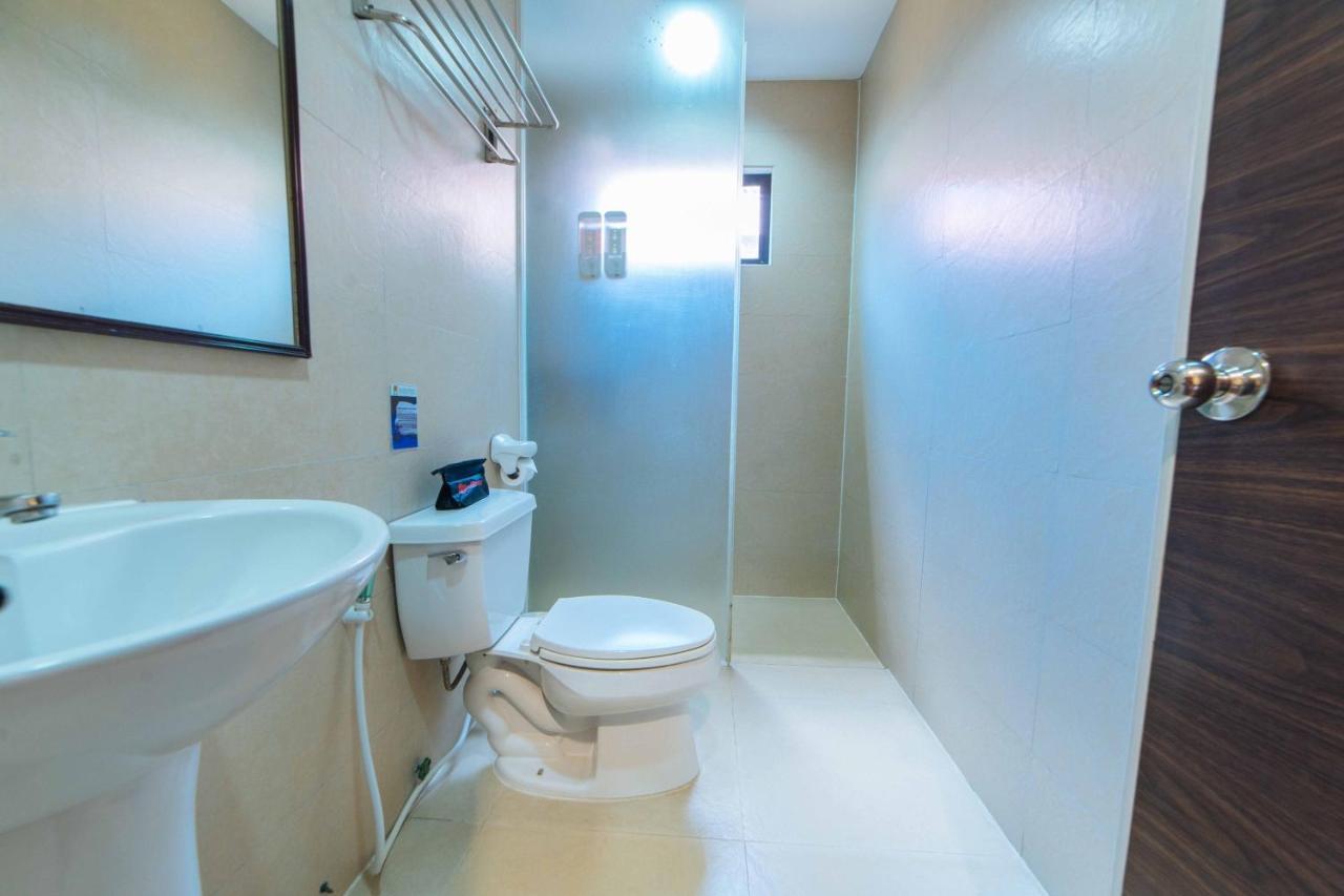 Hotel Reddoorz Premium @ The Ritz Garden Oases Davao City Esterno foto