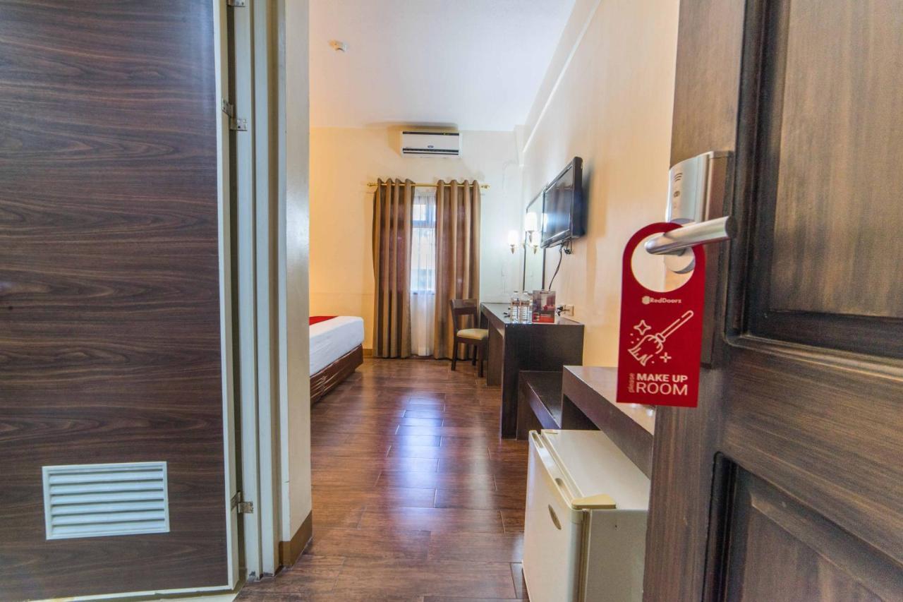 Hotel Reddoorz Premium @ The Ritz Garden Oases Davao City Esterno foto