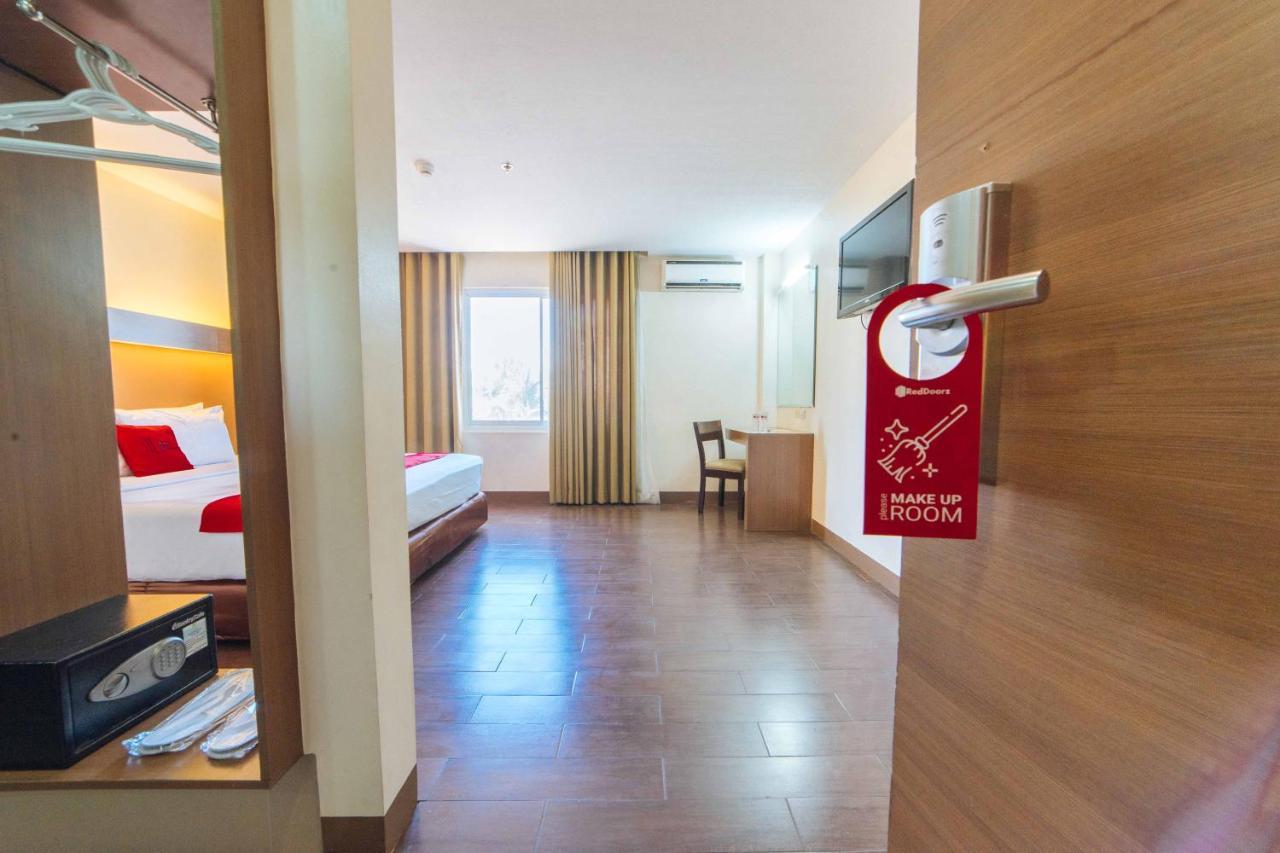 Hotel Reddoorz Premium @ The Ritz Garden Oases Davao City Esterno foto